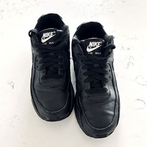Boys Nike Air Max. Like new. Size 4Y